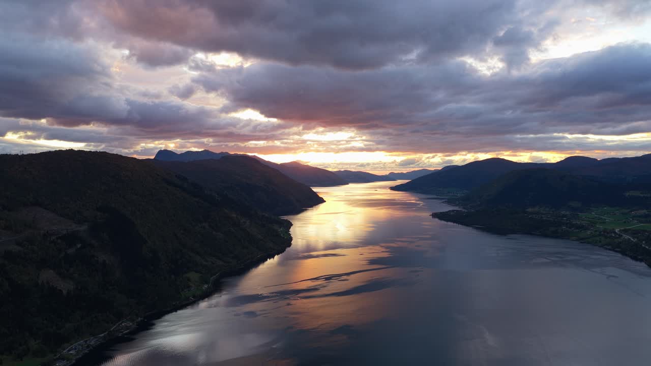 Dronebillede ved solnedgang over Norges Nordfjord og den rolige landsby Nordfjordeid