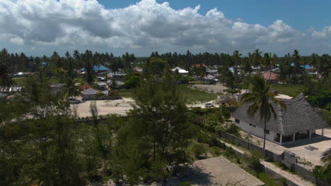 Fliegen-über-Luxusbungalows-Auf-Der-Exotischen-Insel-Sansibar-Mit-Wolkenhimmel