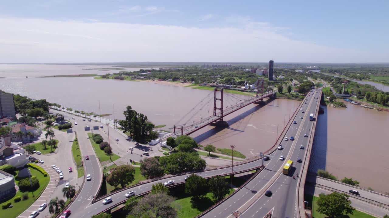 vista aerea dei ponti della città di santa fe colgante carretero e il traffico sopra il fiume, argentina