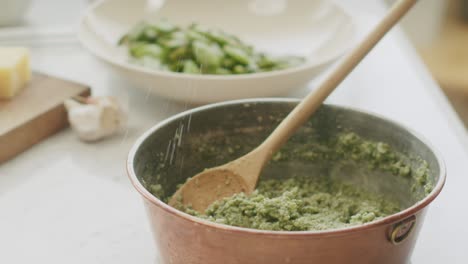 Mujer-De-Cultivo-Añadiendo-Queso-Para-Pasta