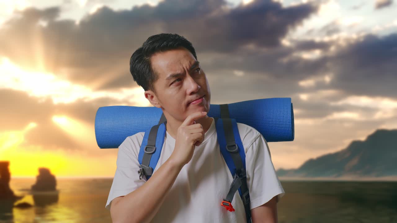 Close Up Pendaki Pria Asia Dengan Ransel Gunung Memikirkan Sesuatu Dan Melihat Sekeliling Kemudian Mengangkat Jari Telunjuknya di Pantai