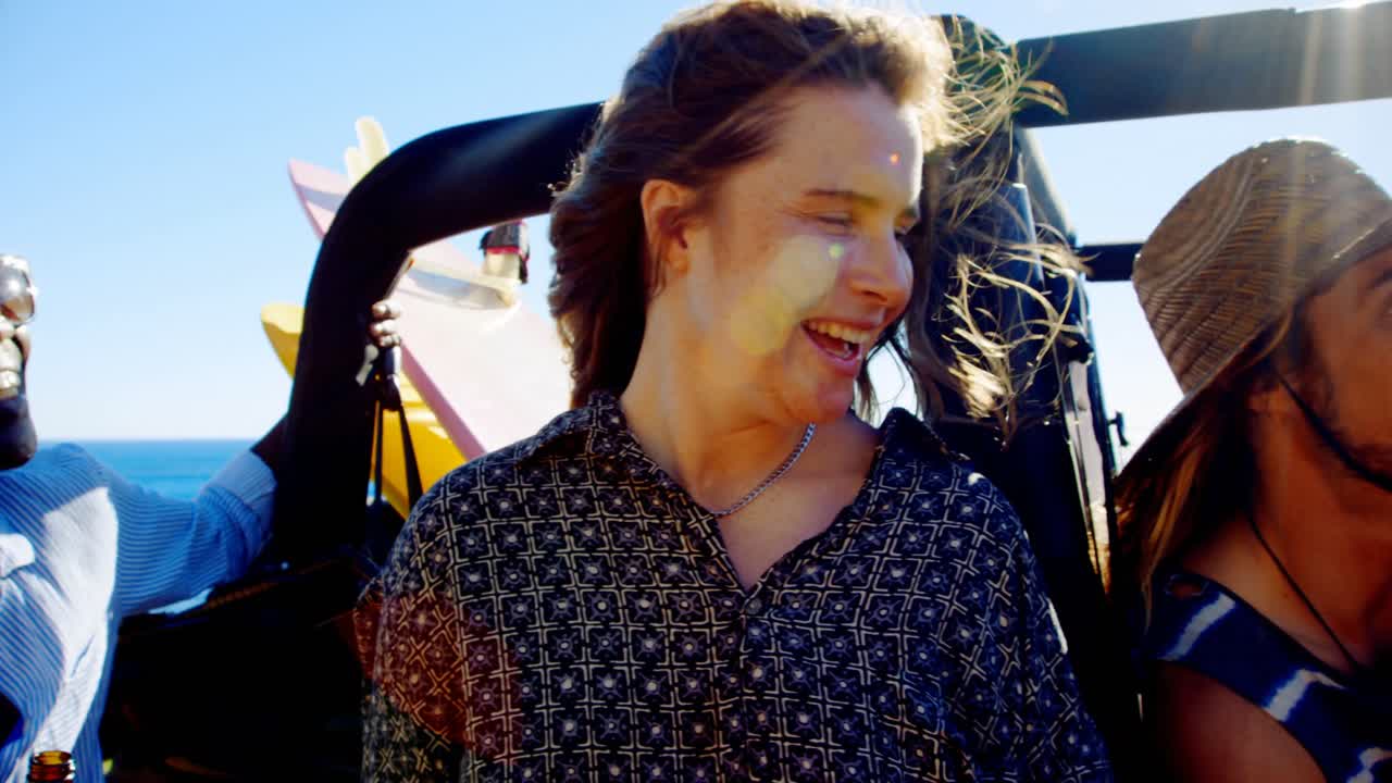 un grupo de amigos divirtiéndose en el coche 4k