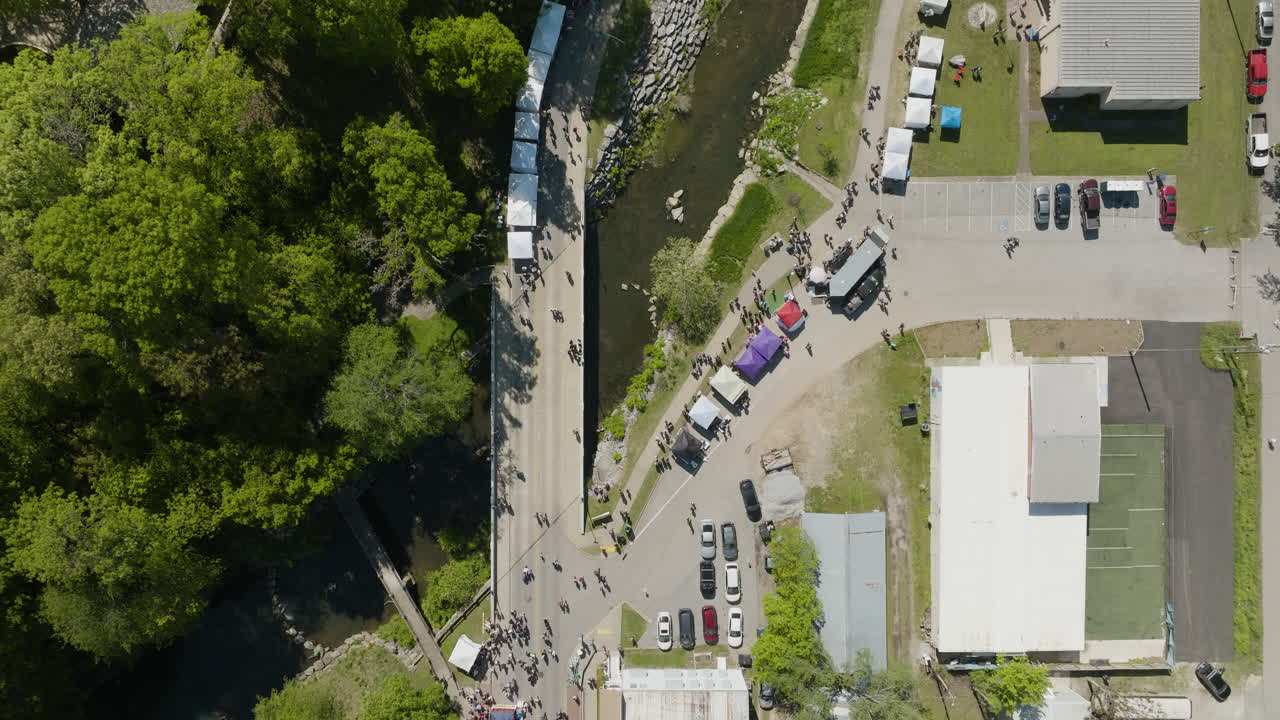 festival de dogwood y sager creek en el centro de siloam springs en arkansas