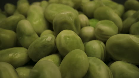 Habas-Verdes-Frescas-Y-Maduras,-Leguminosas-Leguminosas-Y-Verduras-De-Habas,-Estudio-De-Lente-De-Sonda-De-Primer-Plano-Macro,-Seguimiento-Panorámico-De-La-Vista-Lateral-Del-Producto-Agrícola