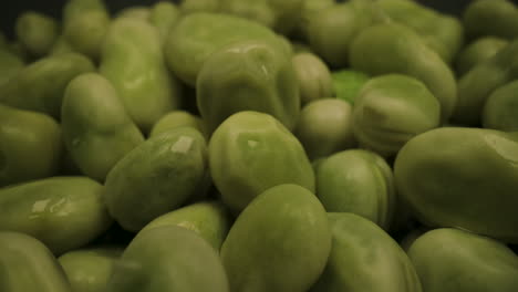 habas verdes frescas y maduras, leguminosas leguminosas y verduras de habas, estudio de lente de sonda de primer plano macro, seguimiento panorámico de la vista lateral del producto agrícola