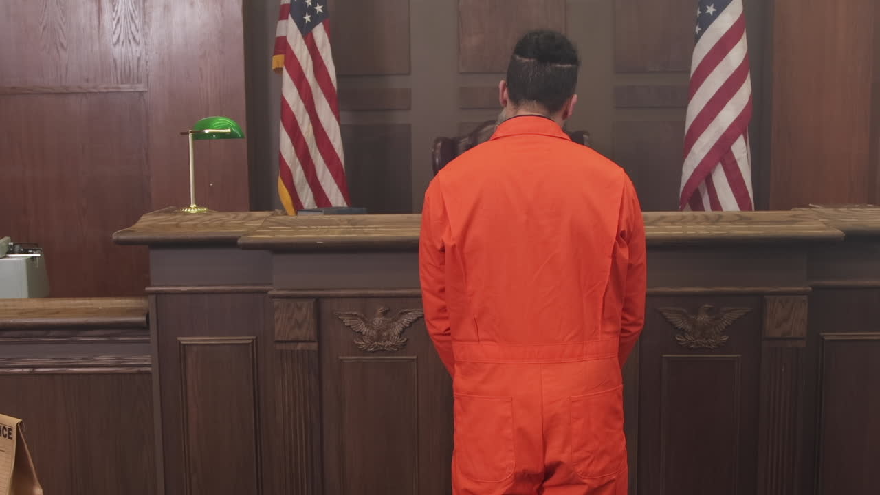 el recluso en la sala del tribunal inclinando la cabeza en la vergüenza steve