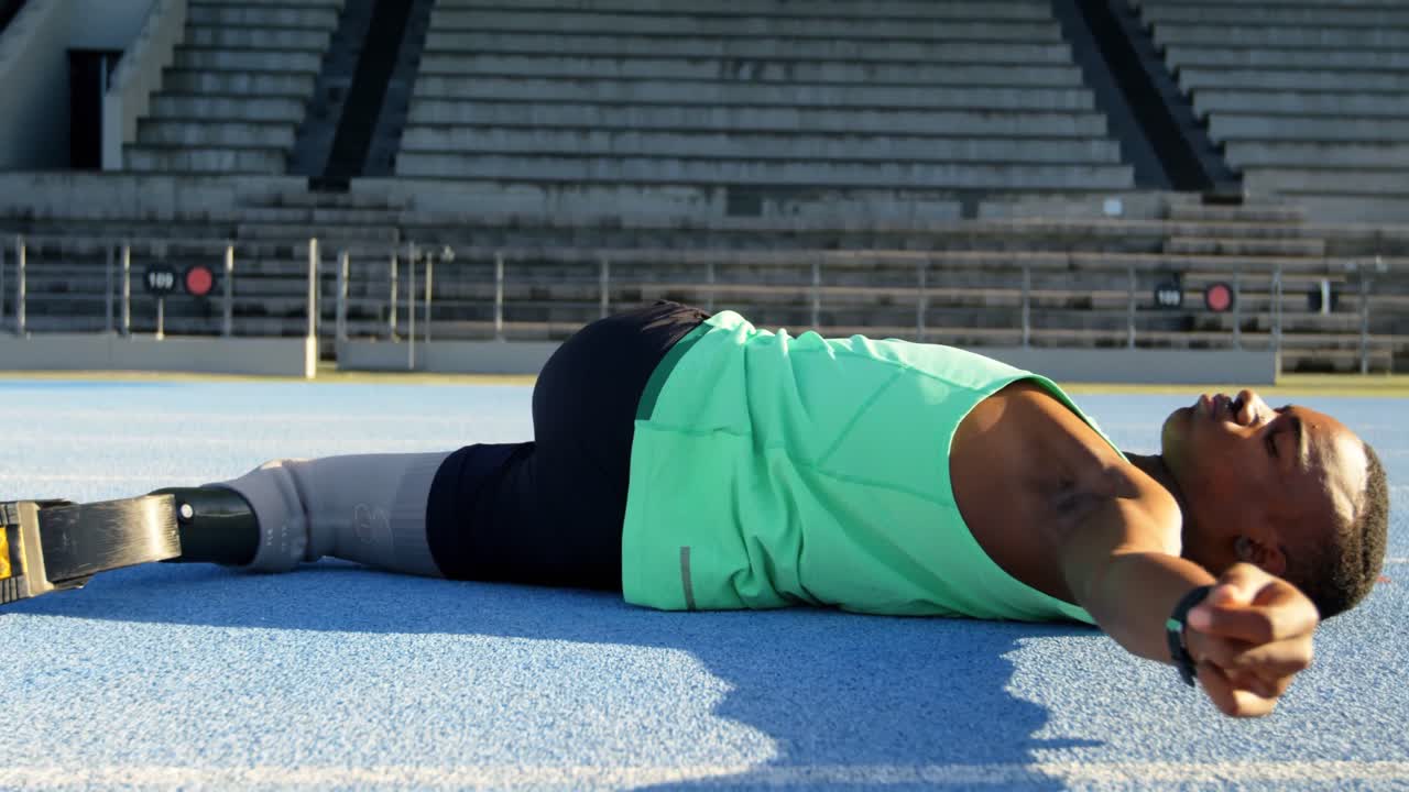 atletas discapacitados haciendo ejercicio en una pista de atletismo 4k