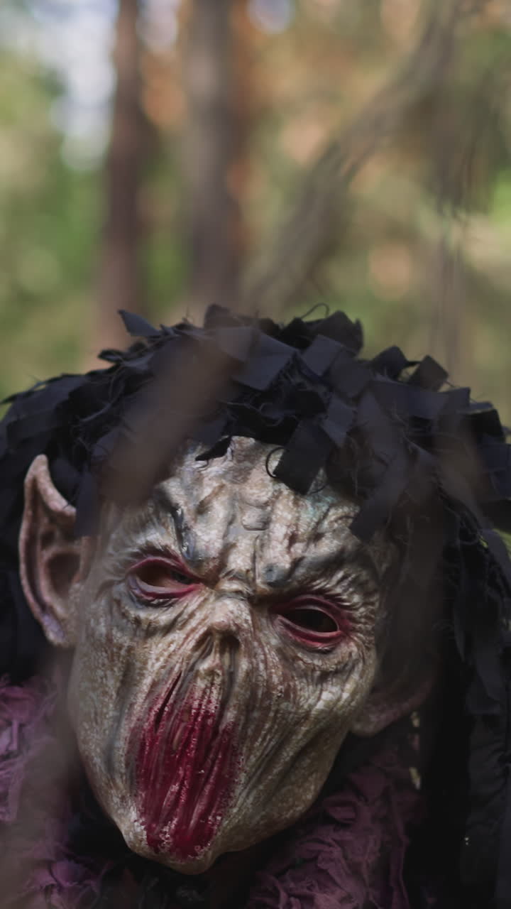 demonios aterradores buscan viajeros perdidos en el bosque de primer plano en cámara lenta. goblins malvados esperan a la bolsa escondiéndose en la madera. set de películas de terror y actores