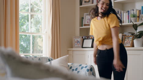 hermosa mujer despreocupada bailando en casa divirtiéndose chica adolescente celebrando con cool movimientos de baile disfrutando de la libertad el fin de semana 4k