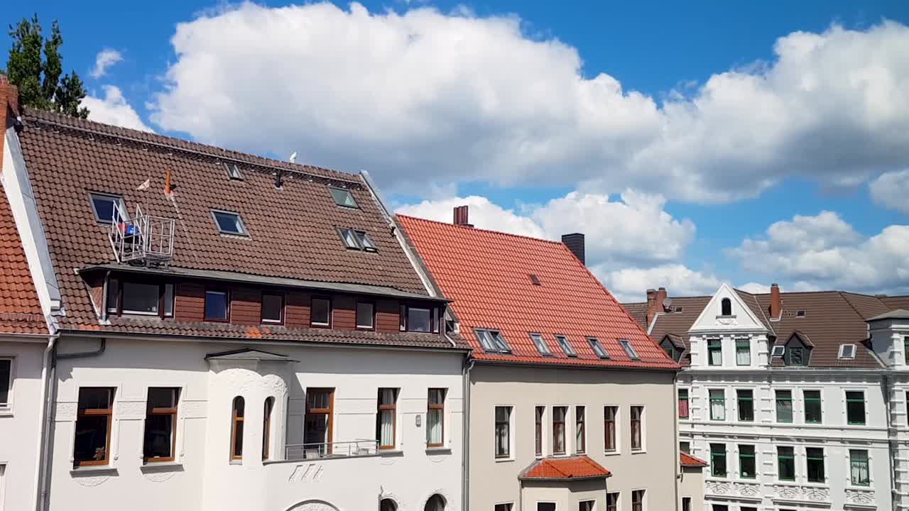 un hiperlapso de nubes moviéndose en el cielo en un día soleado en alemania