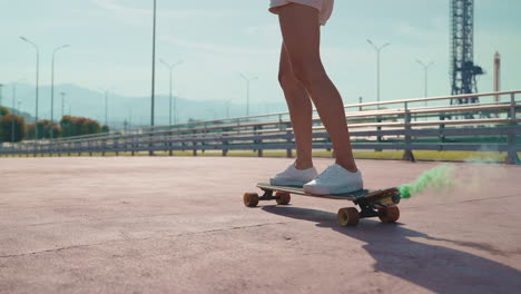 mujer en skateboard