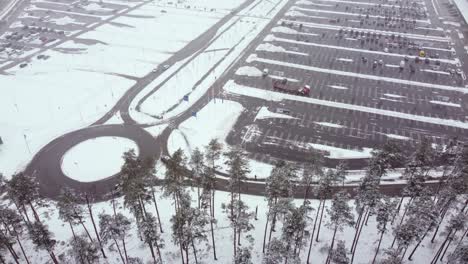 video aéreo del estacionamiento nevado en riga, letonia
