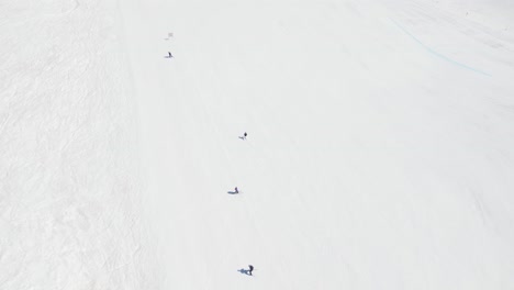 vista de arriba hacia abajo de la gente esquiando por la ladera de la montaña en la estación de esquí de portillo en chile - disparo de drones