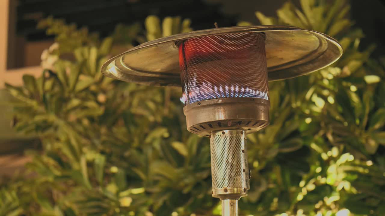 테라스 외부 가스 파티오 히터의 푸른 불꽃