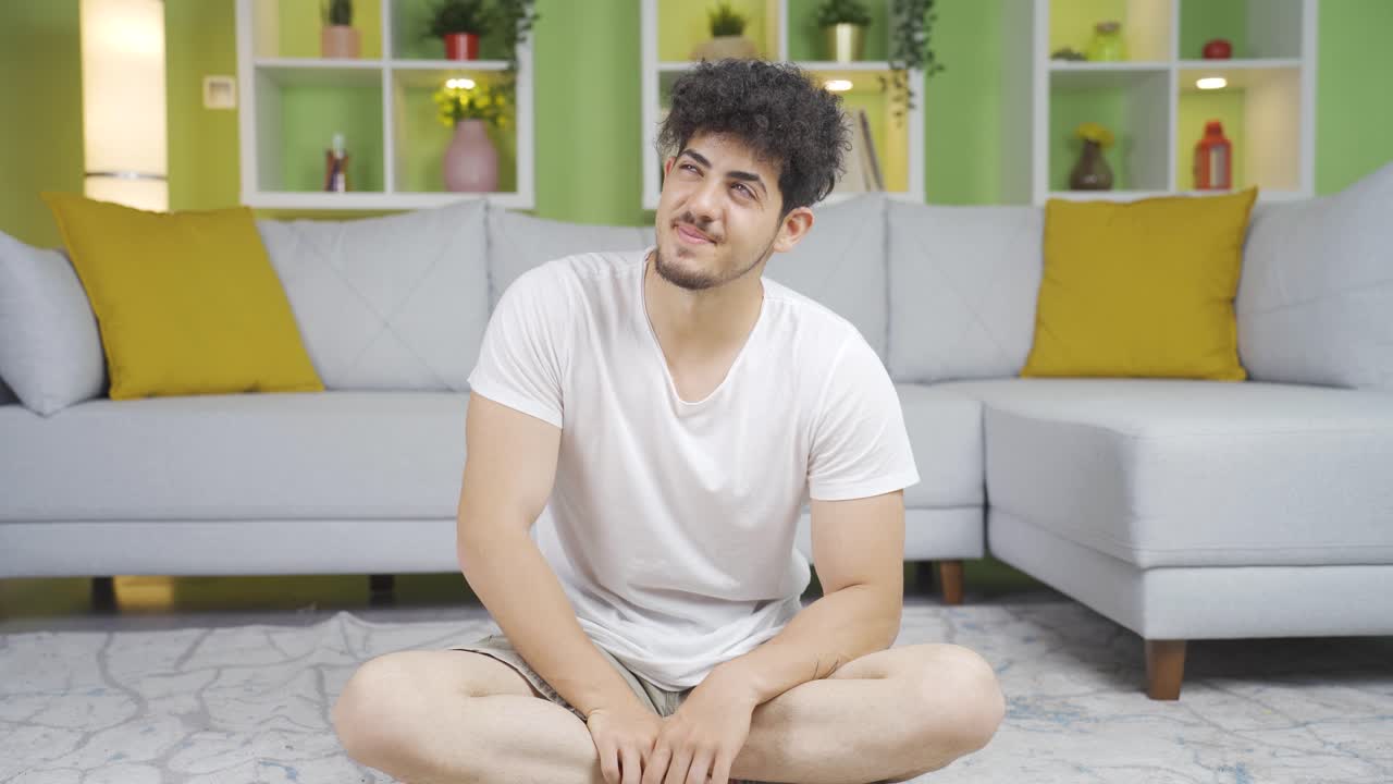 즐겁고 행복한 젊은이의 미소.