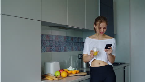 hermosa chica bebiendo jugo de naranja fresco de un vaso