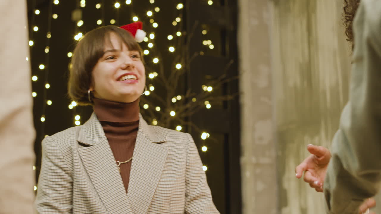 друзья приветствуют друг друга