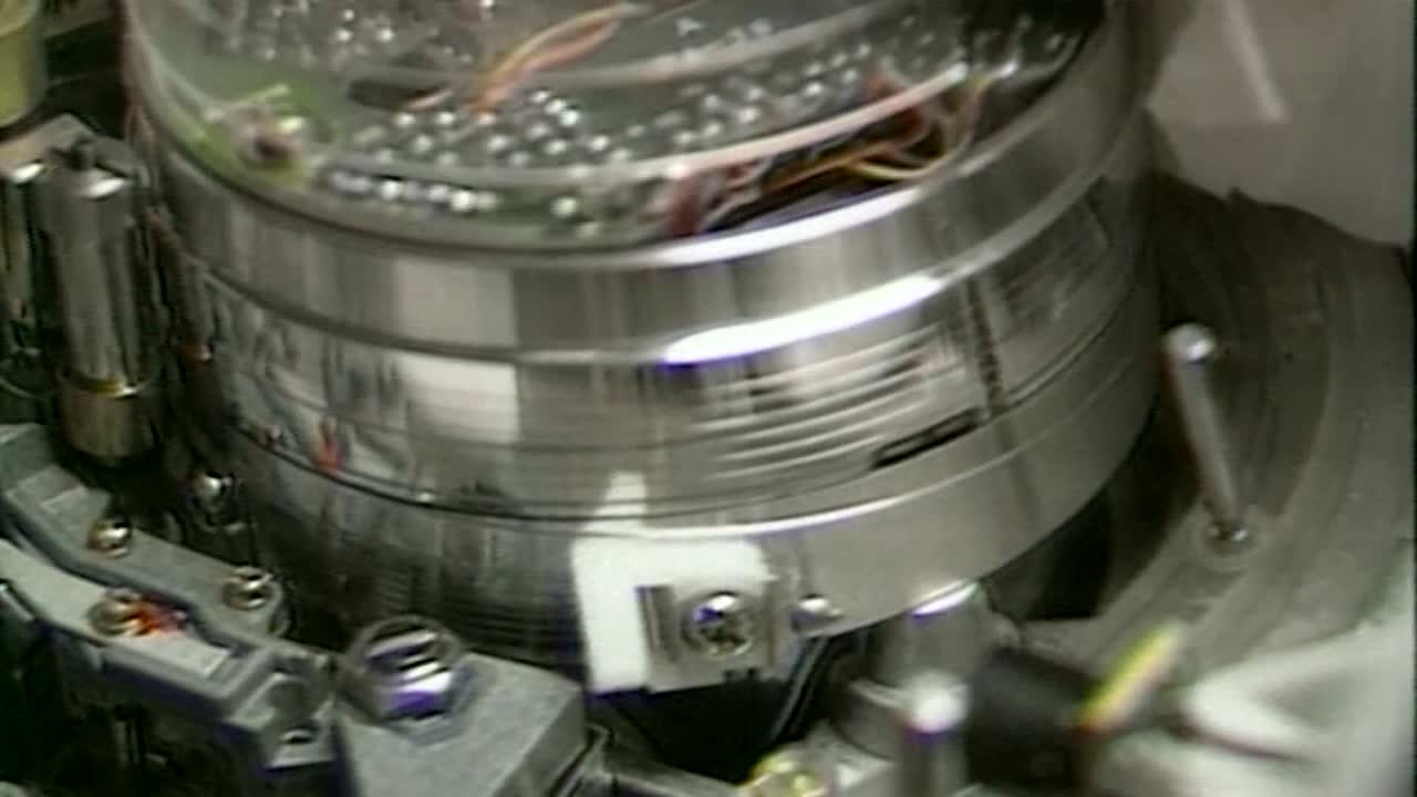 걸레로 청소 중인 오래된 베타캠 데크