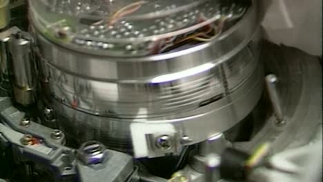 vieja plataforma betacam siendo limpiada con un trapo