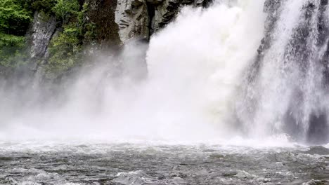 linville cae la cascada el agua golpea la piscina