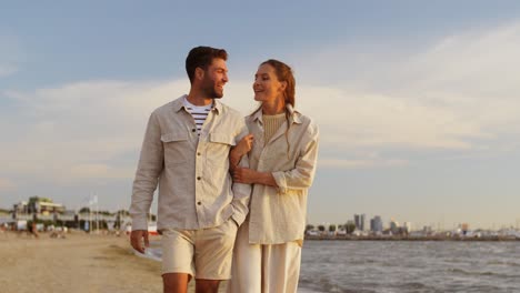 Feliz-Pareja-Caminando-Por-La-Playa-De-Verano.-Vacaciones-De-Verano-Y-Concepto-De-Personas-Feliz-Pareja-Caminando-Por-La-Playa-En-Tallin,-Estonia