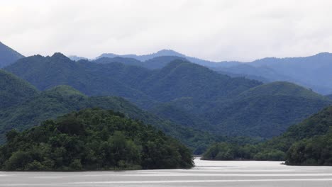 Kaeng-Krachan-Nationalpark-Mit-Malerischem-Blick-Auf-Den-Stausee-Und-Den-Bergigen-Nationalpark-In-Thailand-Im-Hintergrund