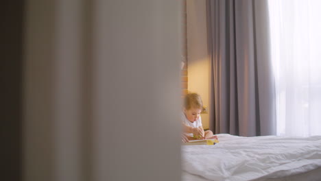 Fernansicht-Einer-Frau-Und-Ihres-Babys,-Die-Zu-Hause-Auf-Dem-Bett-Sitzen-1