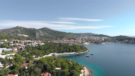 Impresionante-Paisaje-Croata-De-Ciudad-Dividida