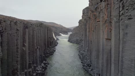 reversing reveal between the tall basalt columns that line the studlagil river