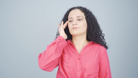 una mujer joven con migraña está experimentando dolor.