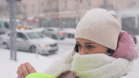 mujer en una tormenta de nieve