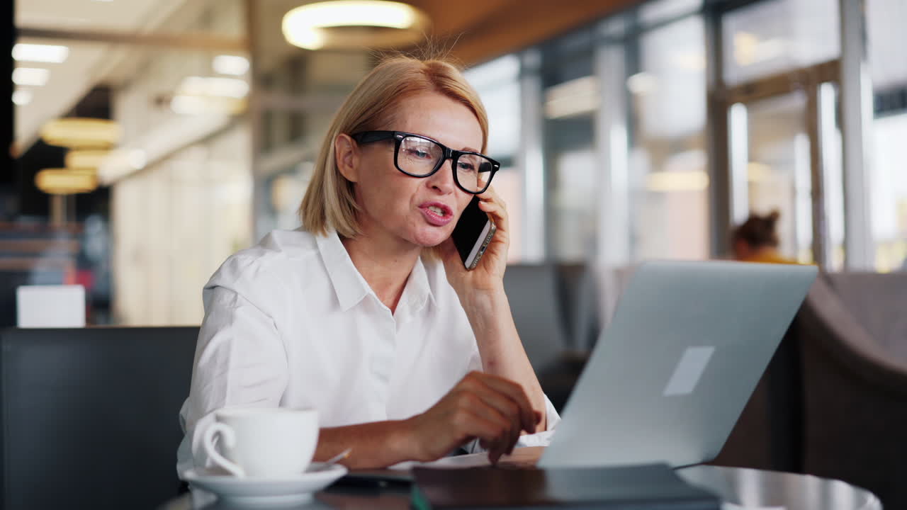Businesswoman working in a cafe