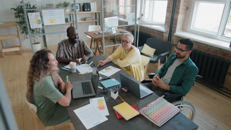 Equipo-De-Negocios-Multiétnico-Hablando-En-Una-Reunión-De-Oficina