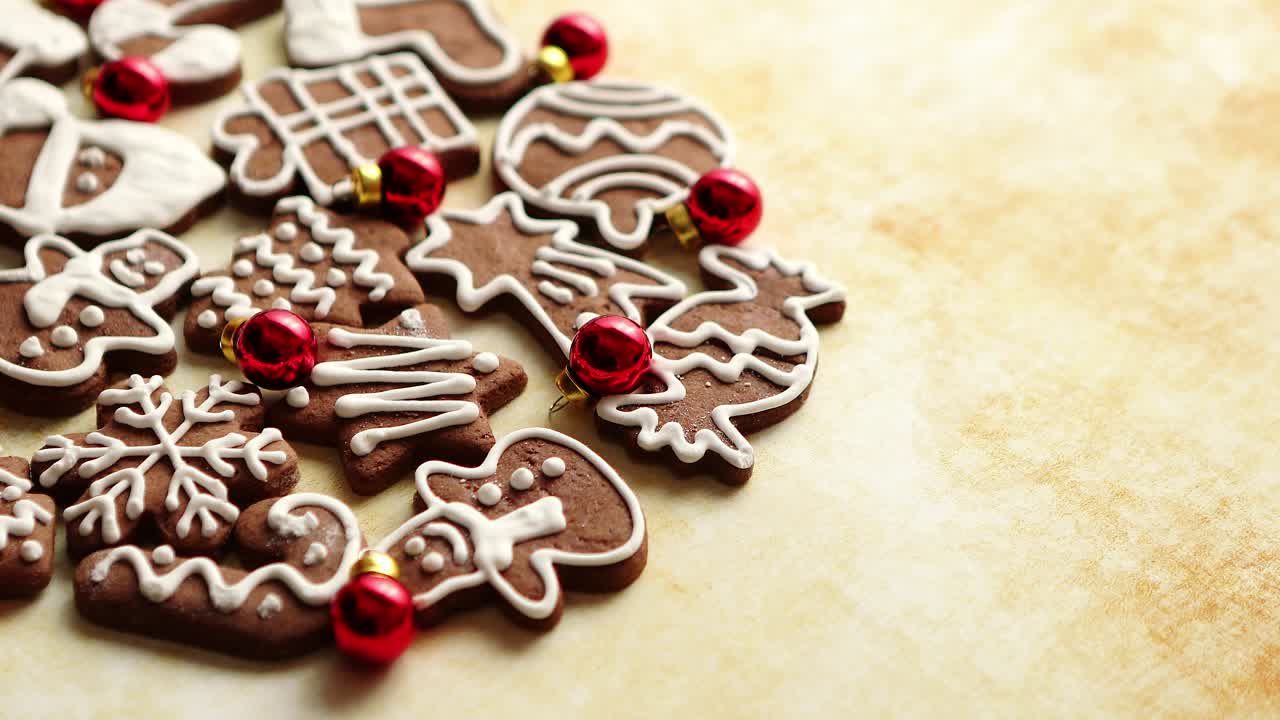 composición de galletas navideñas en la mesa con bolitas