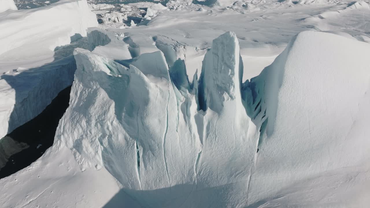 ilulissat icefjord의 바다와 얼음 위의 드론
