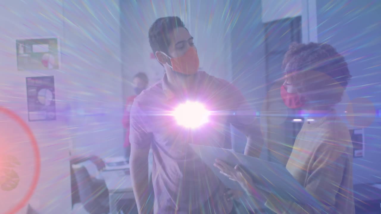 animación de punto de luz rosa sobre diversos hombres y mujeres saludando tocando codos en la oficina