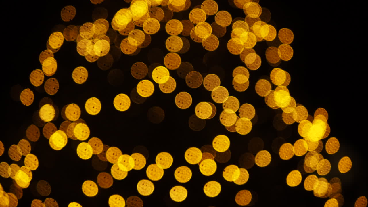 luces parpadeantes borrosas en el árbol de navidad. efecto bokeh