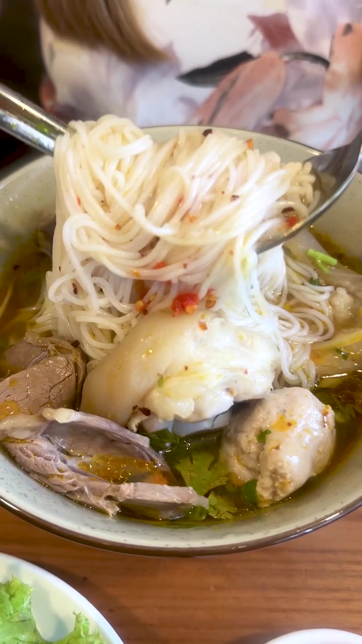 Khuấy món mì nước châu Á đậm đà với thịt và rau mùi