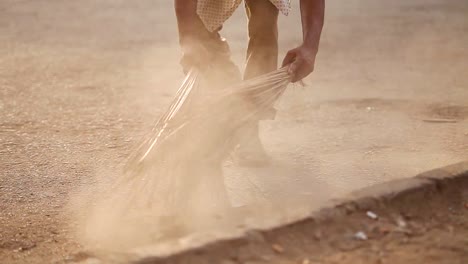 El-Hombre-Está-Barriendo-Las-Calles-En-Un-Clima-Seco,-Limpiando-El-Polvo-Y-La-Suciedad-Del-Borde-De-La-Calle