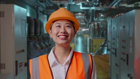ingeniero sonriente en una fábrica