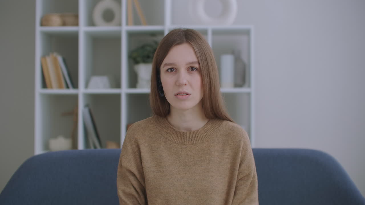 escuche la conferencia del seminario en línea o participe en una llamada de conferencia de una mujer con una mujer líder, entrenador, mentor, hablando durante un chat de video virtual, transmisión en línea de capacitación