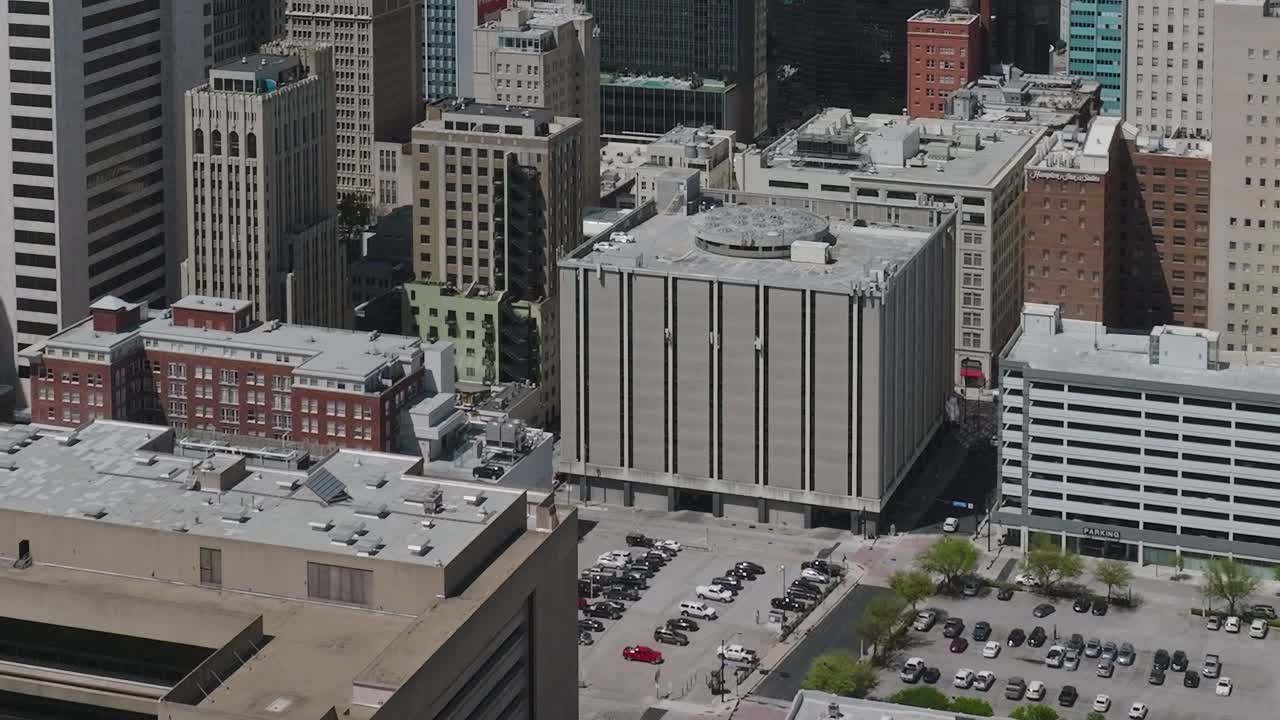 Vista aérea do centro de Dallas mostrando edifícios urbanos e área de estacionamento