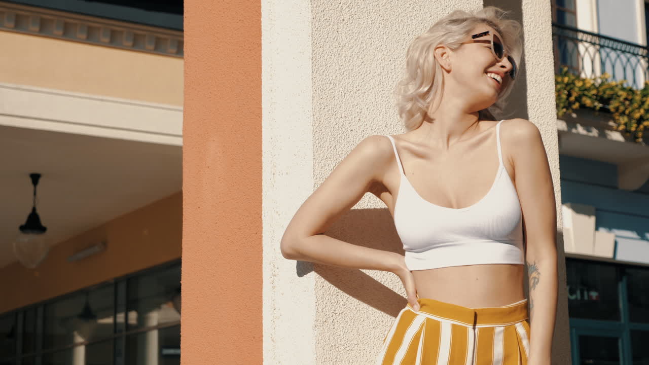 여름 의복 을 입은 세련 된 여자