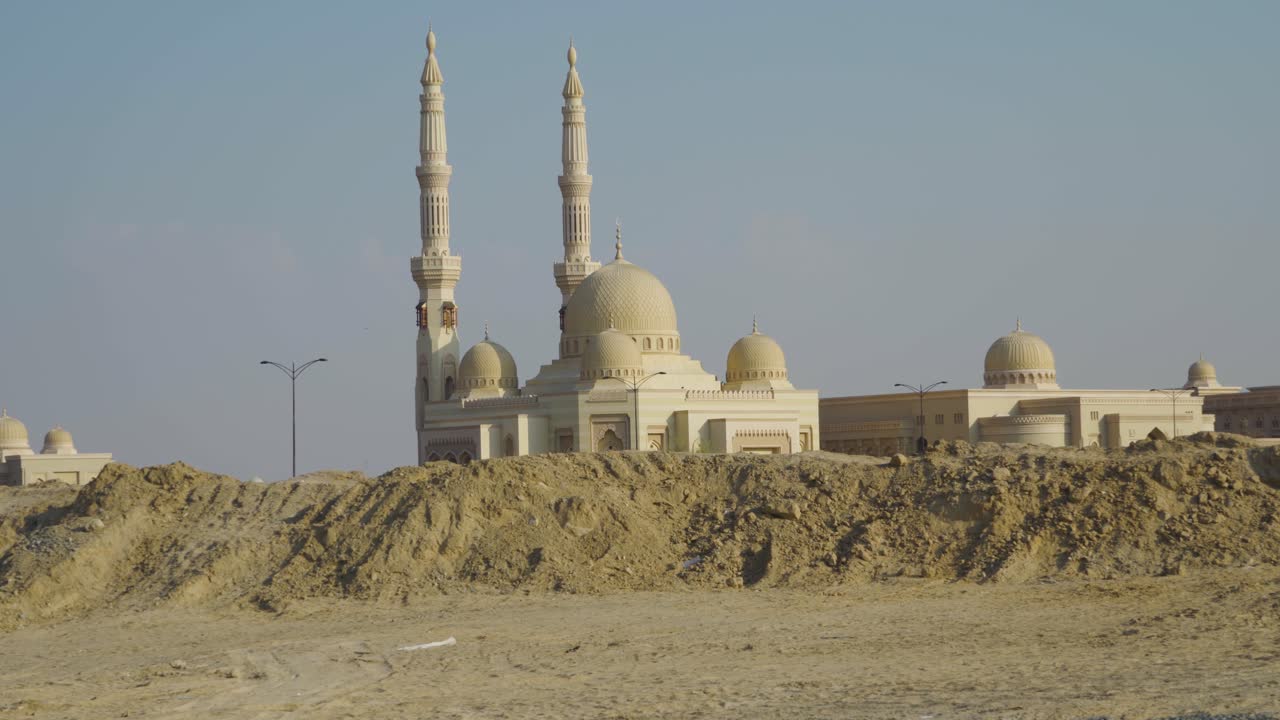 majestuoso edificio blanco de la mezquita al qasimiya en sharjah uae - toma panorámica