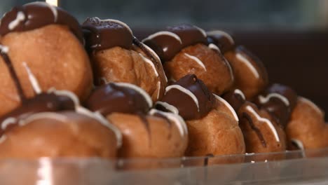 Köstliches-Kränzchen-Dessert-Mit-Brandteig-Schlagsahne-Füllung-Und-Schokolade