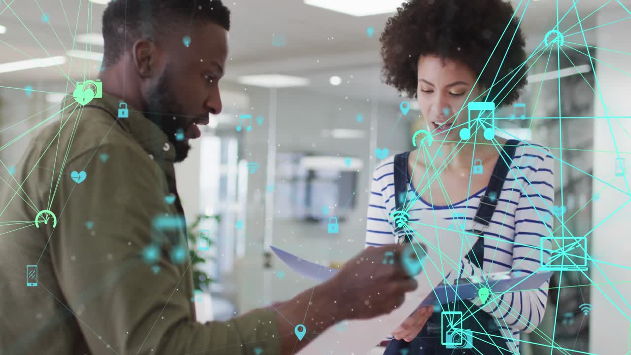 animación de la red de conexiones con iconos sobre diversas personas de negocios