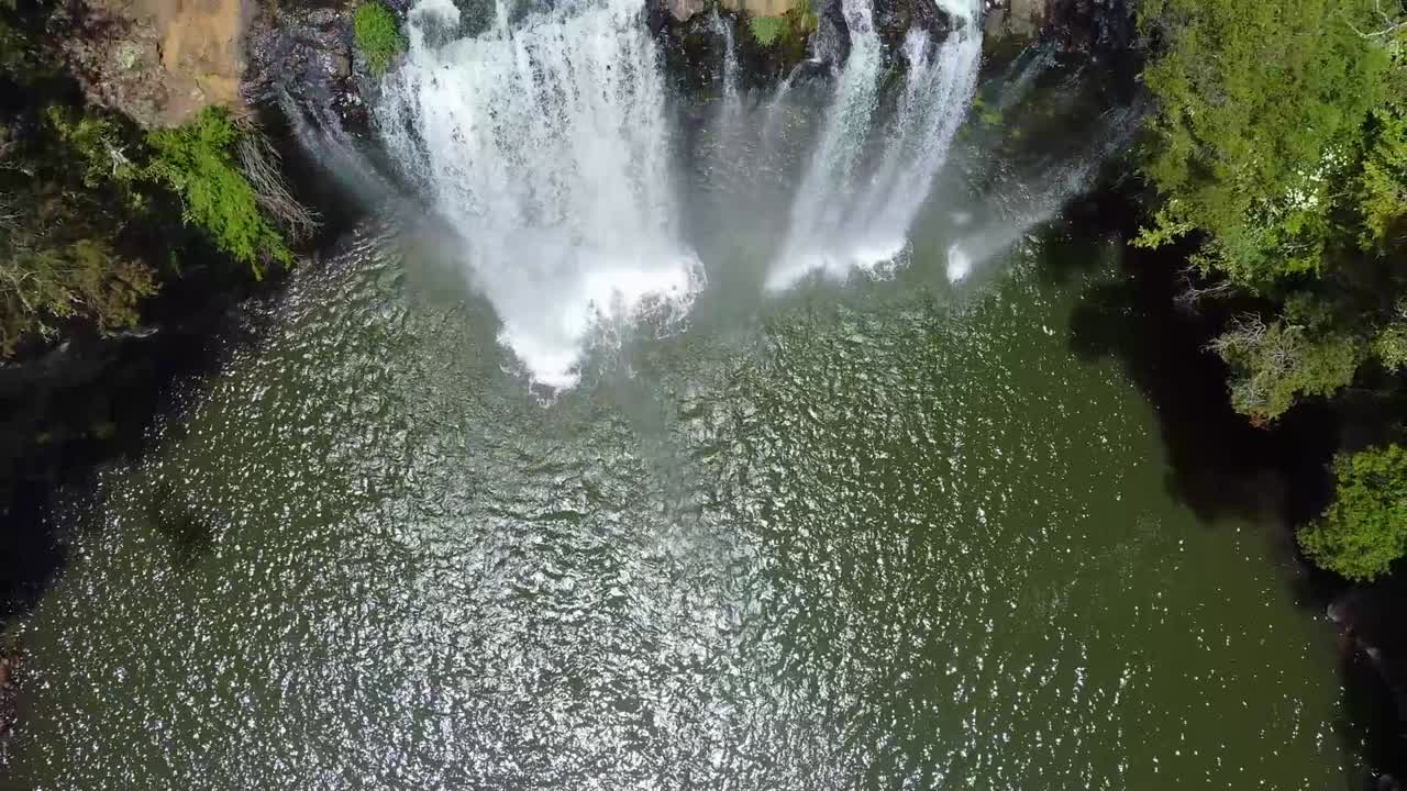 un avión no tripulado filmado por encima de una cascada, dangar falls, nsw, australia