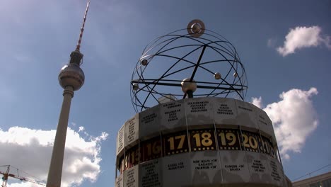 weltzeituhr en alexanderplatz con torre de televisión en la parte de atrás, berlín, alemania