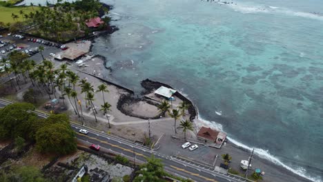 Toma-Cinematográfica-De-4k-En-Sentido-Contrario-A-Las-Agujas-Del-Reloj-De-La-Playa-De-Kahalu&#39;u-En-Kona-En-La-Isla-Grande-De-Hawaii