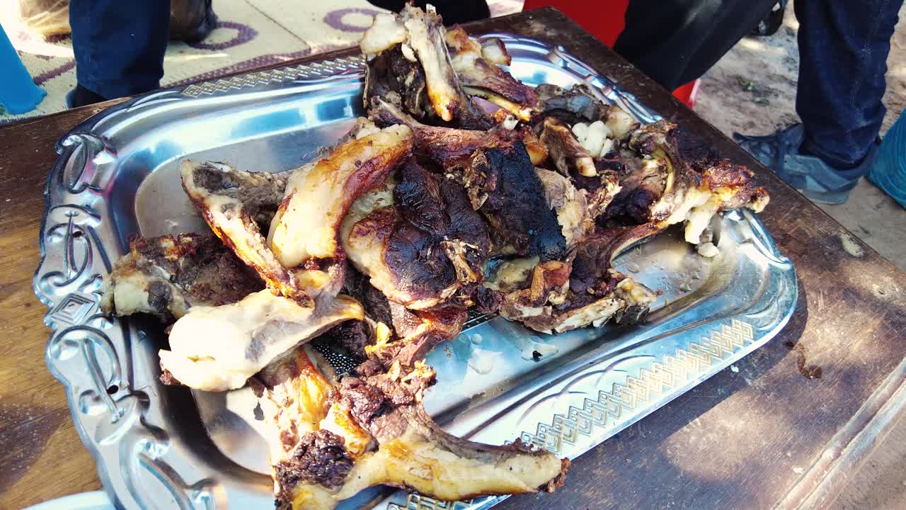 chuletas de cordero a la parrilla asadas sobre brasas en el medio del desierto en un bivouac